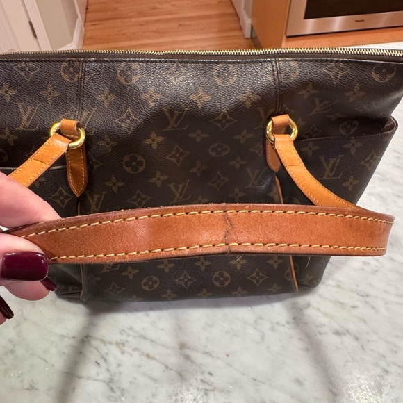 Louis Vuitton Monogram Leather Totally PM with Zipper Closure - Picture 4 of 10